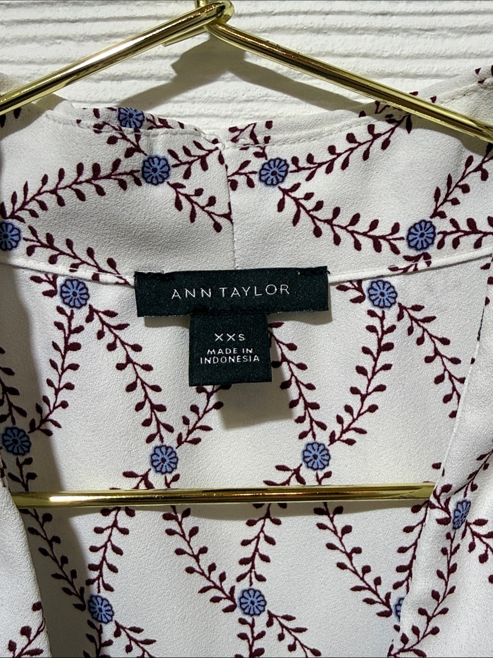 Ann Taylor White Sleeveless Printed V-Neck Camisole - Picture 2 of 5